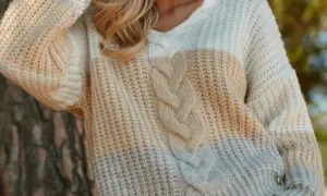 Co pod sweter w serek damski? Oto najmodniejsze stylizacje, które musisz znać