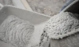 Cement czy gotowa zaprawa – co wybrać dla najlepszej jakości budowy?