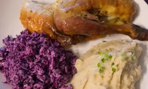 Jakie surówki najlepiej pasują do perliczki? Odkryj smaki!