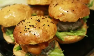 Gdzie kupić mini burgery? Sprawdź najlepsze miejsca i oferty