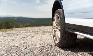 Opona ile lat? Sprawdź, kiedy powinieneś wymienić swoje opony