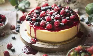Ile piec sernik z 2 kg sera, aby był idealnie puszysty i smaczny?
