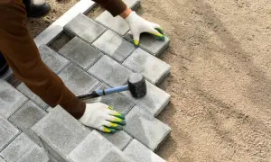 Jaką zaprawę pod kostkę brukową wybrać, aby uniknąć problemów?