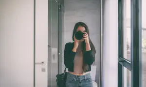 Jak zrobić ładne zdjęcie w lustrze: sekrety idealnych selfie