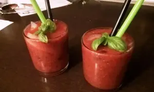Najlepsze drinki z bazylią, które zachwycą Twoje kubki smakowe
