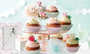 Jak zrobić tort z muffinek - prosty przepis, który zachwyci gości