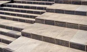 Jaki materiał na schody zewnętrzne wybrać? Kluczowe informacje i porady