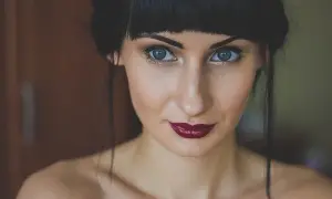Jak zapobiec rozmazywaniu szminki? Proste triki na trwały makijaż ust