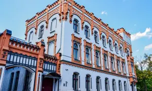 Jak profesjonalnie pomalować elewację domu bez kosztownych błędów