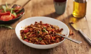 Szybki przepis na makaron penne z sosem pomidorowym i mięsem mielonym