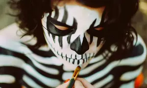 Jak zrobić makijaż szkieleta, który zaskoczy na każdej imprezie Halloweenowej