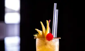 Pyszne drinki z wódką mango, które zachwycą Twoich gości