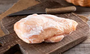 Jak szybko rozmrozić filet z kurczaka i uniknąć niebezpieczeństw