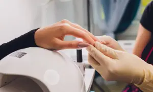 Hybrydy vs żele: kluczowe różnice i zalety obu rodzajów manicure
