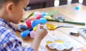Jakimi farbami malować plastik, aby uzyskać trwały efekt?