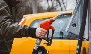 Ile waży litr benzyny? Sprawdź, jak to wpływa na Twoje koszty