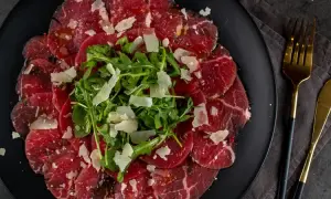 Jak zrobić carpaccio z wołowiny – prosty przepis, który zachwyca smakiem