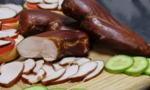 Jak wędzić pierś z kurczaka, aby uniknąć suchego mięsa i uzyskać smakowity aromat