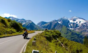 Niezapomniane trasy motocyklowe w Alpach – odkryj najlepsze szlaki