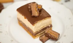 Pyszne ciasto Mars na biszkopcie - prosty przepis na smakołyk