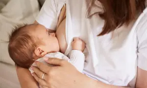 Bezpieczne sposoby na gorączkę przy karmieniu piersią – co możesz stosować?