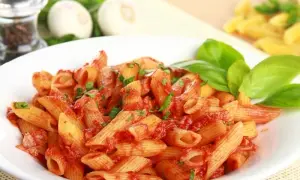Szybki przepis na makaron penne z tuńczykiem i pomidorami w 20 minut
