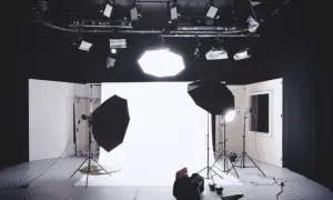 Profesjonalne zdjęcia z lampą błyskową. Uniknij najczęstszych wpadek fotograficznych