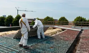 Czy można samemu zdjąć eternit z dachu? Sprawdź ryzyko i przepisy
