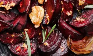 Jak długo piec buraki w piekarniku? Czas i temperatura pieczenia.