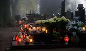 Czy można przynosić rzeczy z cmentarza do domu? Odkryj niebezpieczeństwa