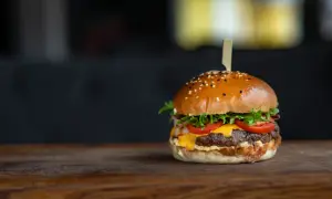 Ile kcal ma burger z burgerowni? Zaskakujące różnice w kaloriach
