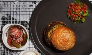 Ile mięsa na burgery? Sprawdź idealne proporcje dla smaku