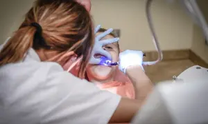 Jak umówić się do dentysty bez stresu i niepotrzebnych kosztów – praktyczne porady