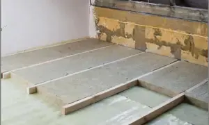 Jak układać wełnę na stropie, aby uniknąć problemów z wilgocią?