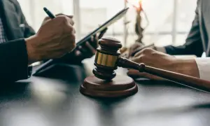 Czy radca prawny to prawnik? Odkryj kluczowe różnice i fakty