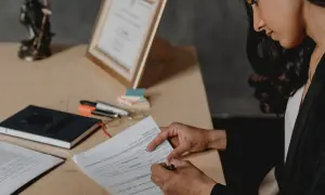 Gdzie pracuje prawnik? Odkryj różnorodność miejsc zatrudnienia