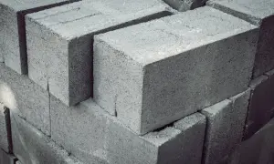 Fundamenty z bloczków betonowych czy wylewane – co wybrać, aby zaoszczędzić?