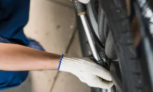Z jaką siłą dokręcić koła w samochodzie, aby uniknąć wypadków?