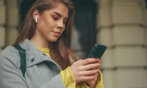 Ile trzyma bateria w AirPods? Sprawdź, jak maksymalnie wykorzystać czas pracy