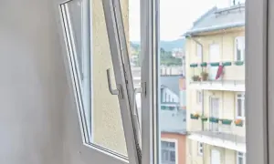 Jak wejść do domu przez uchylone okno: 5 bezpiecznych metod
