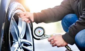 Ile powietrza w oponach 225/45 R17? Uniknij niebezpieczeństw na drodze