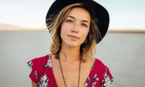 Jaki peeling do cery trądzikowej? Odkryj skuteczne i łagodne opcje