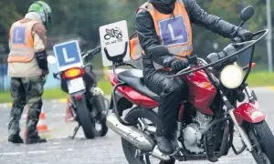 Jakie uprawnienia na motorower? Sprawdź, co musisz wiedzieć!