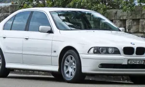 BMW E39 – historia, specyfikacje i osiągi kultowego modelu.
