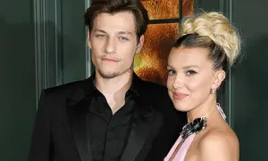 Millie Bobby Brown z kim jest? Zaskakujące szczegóły o jej mężu.