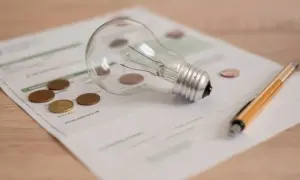 Jak rozliczyć prąd przy wynajmie, aby uniknąć nieporozumień i kosztów