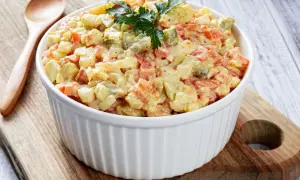 Ile sałatka może stać w lodówce? Sprawdź, zanim się zepsuje!