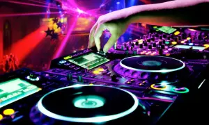 Najlepsze kontrolery DJ na początek - łatwe w użyciu i funkcjonalne