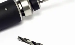 Ile decybeli ma wiertarka i jak chronić słuch przed jej hałasem?