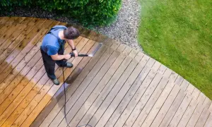 Jak wyczyścić drewniany taras i przywrócić mu blask bez wysiłku